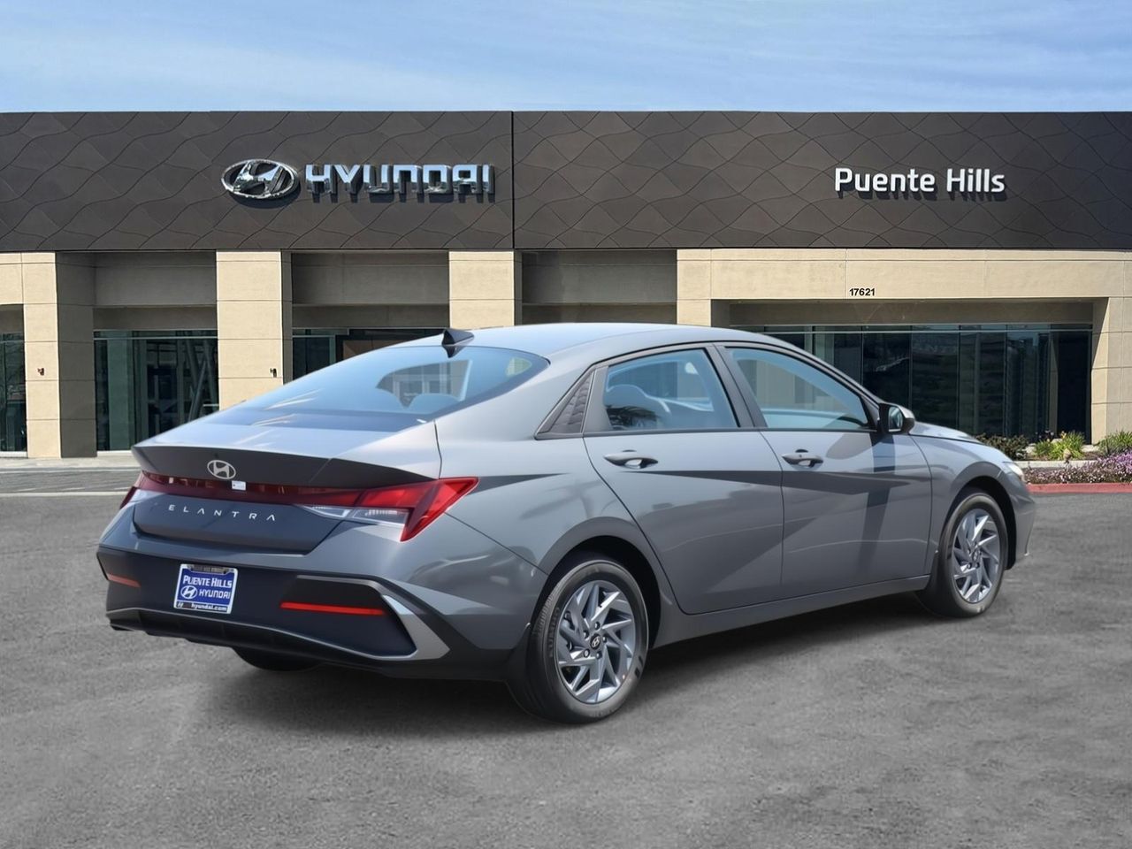 2025 Hyundai Elantra SEL Sport photo 2