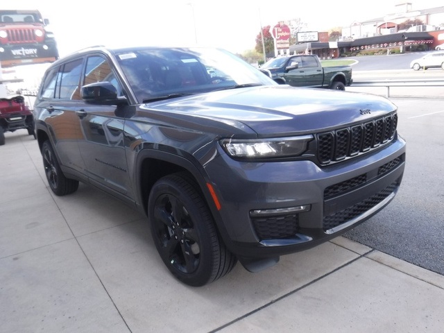 2025 Jeep Grand Cherokee Limited photo 3