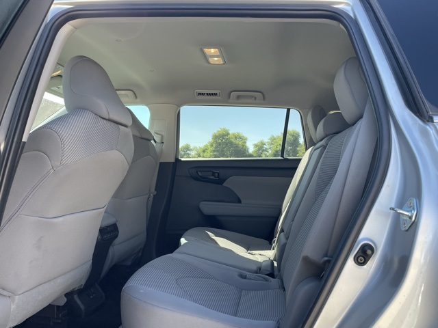 2023 Toyota Highlander LE photo 10