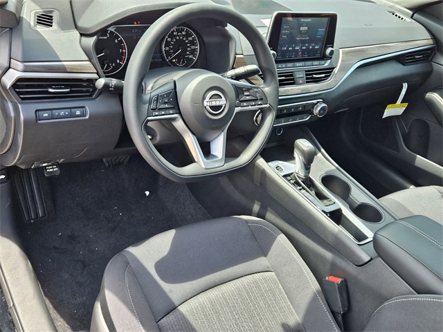 2025 Nissan Altima SV photo 5