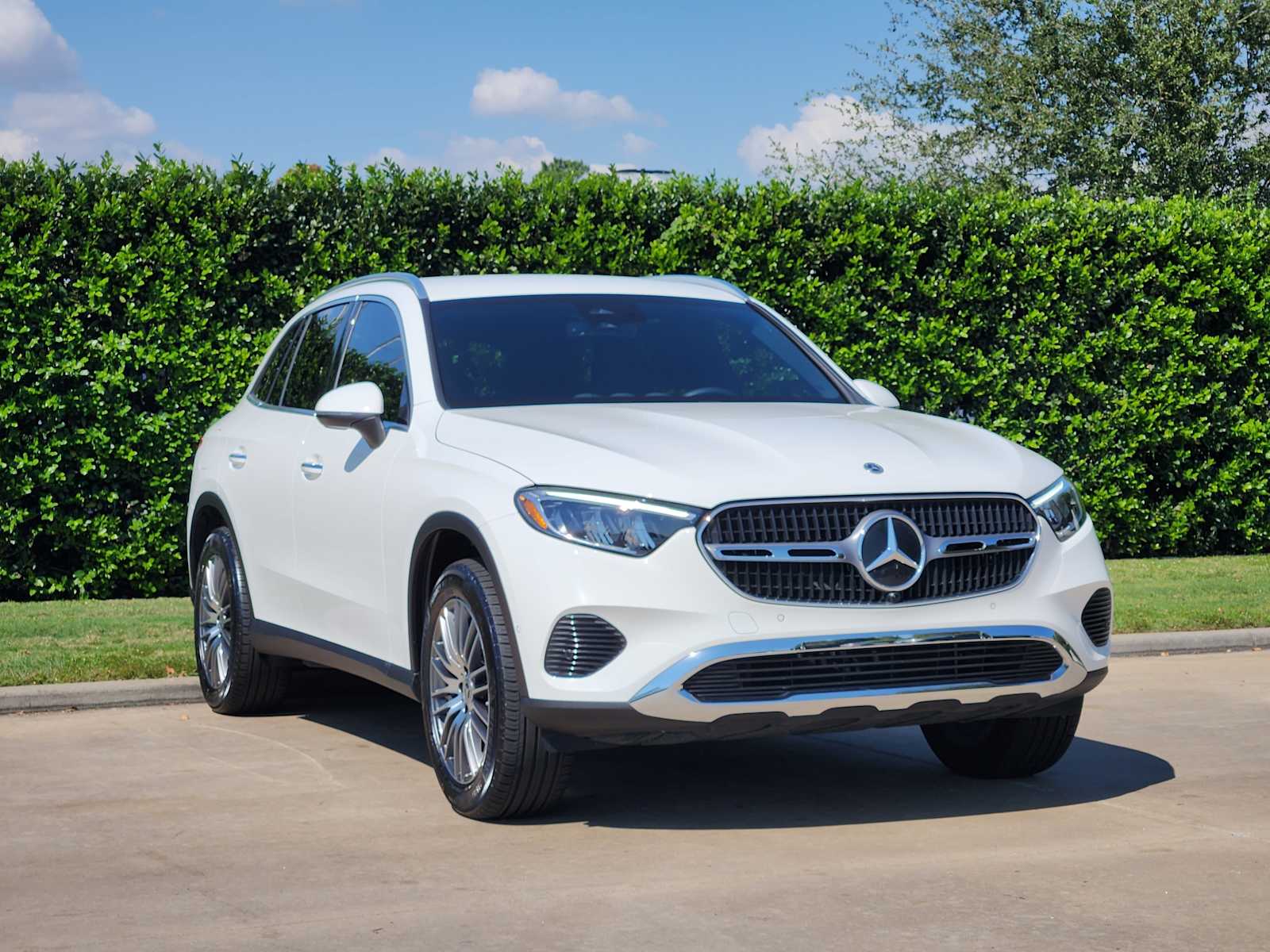2025 Mercedes Benz GLC 300 photo 2
