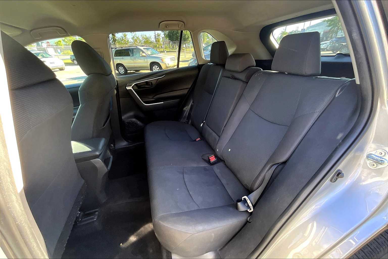 2021 Toyota RAV4 LE photo 18