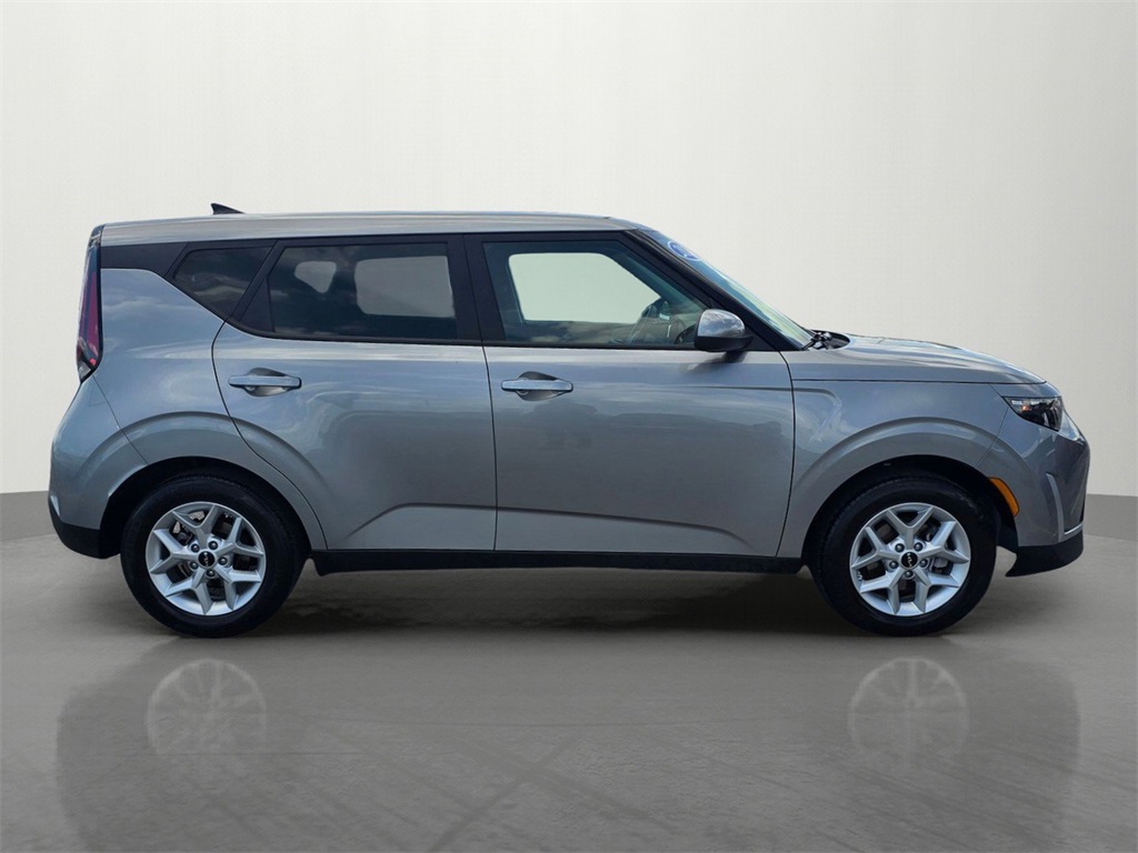 2024 Kia Soul LX photo 3