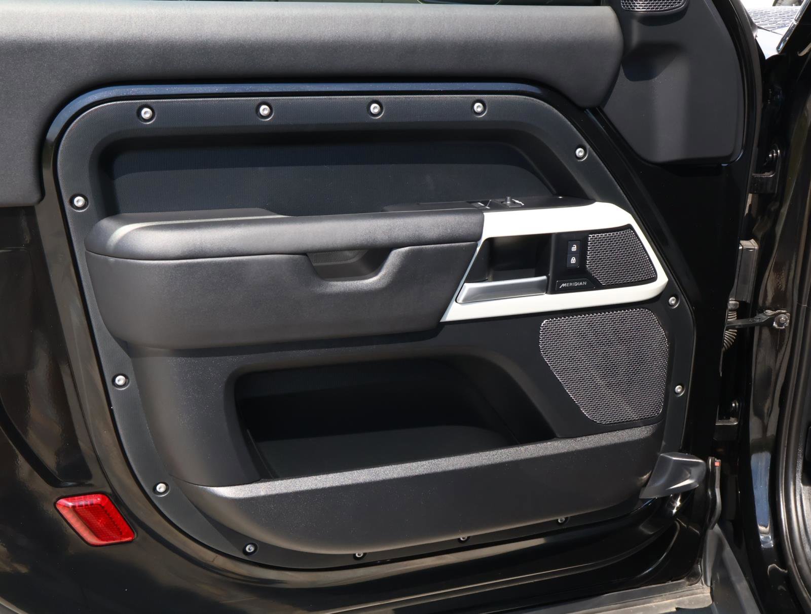 2024 Land Rover Defender S photo 12