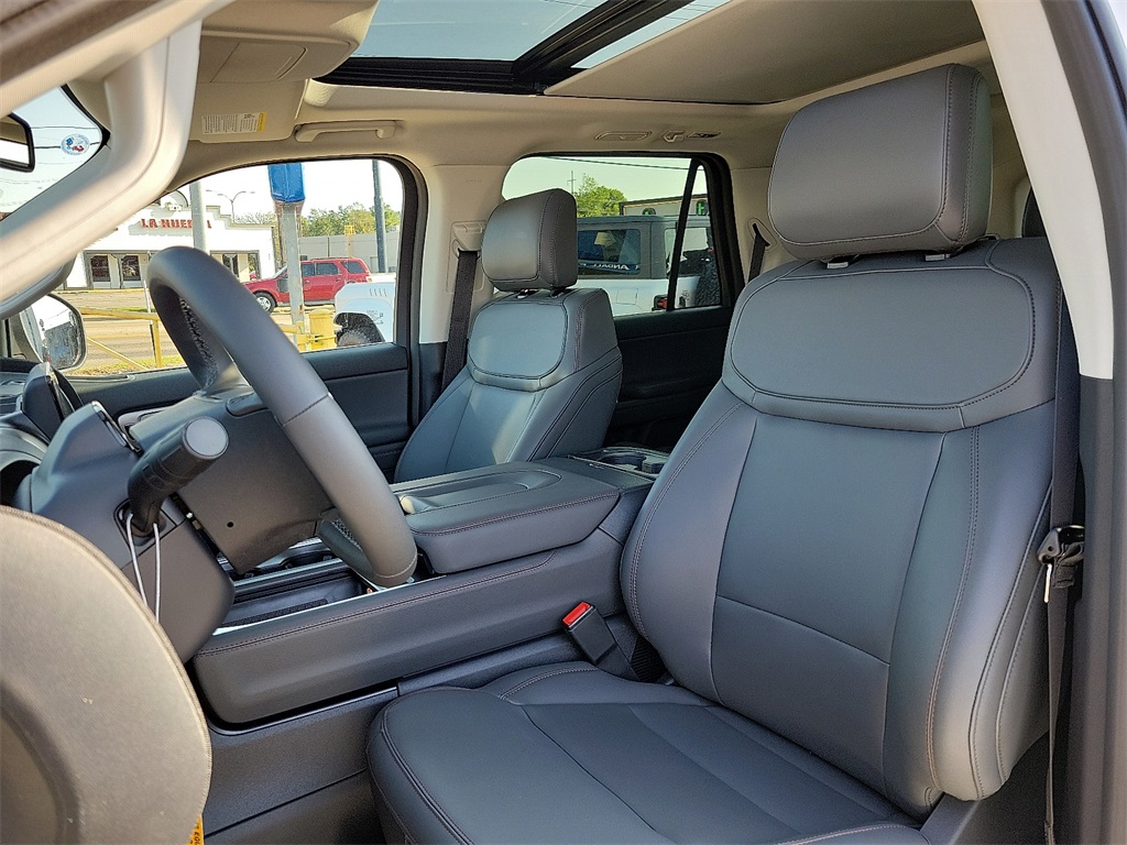 2025 Ford Expedition photo 11
