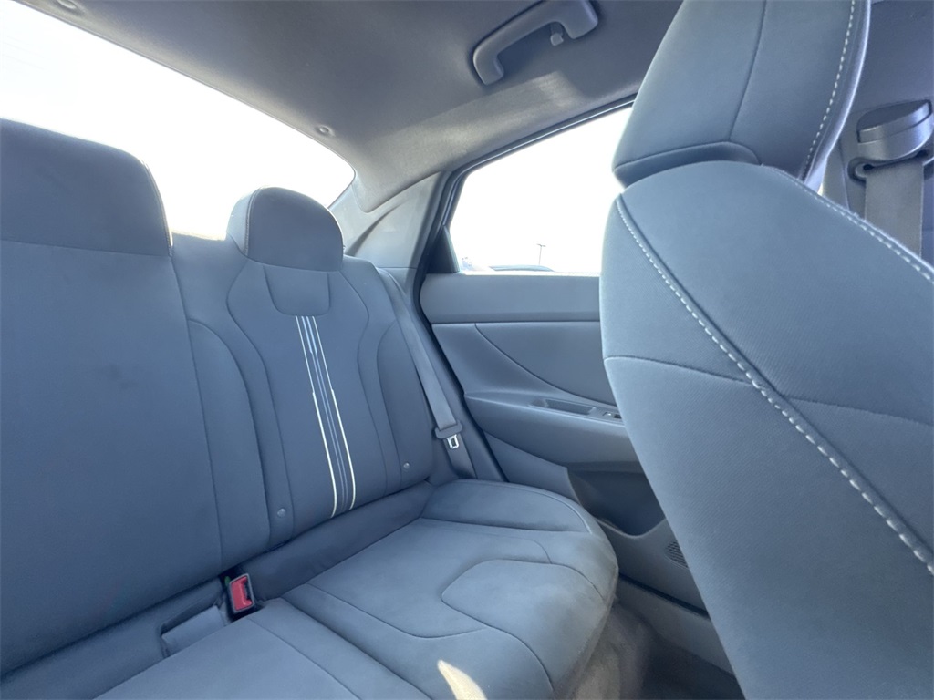 2022 Hyundai Elantra SEL photo 14