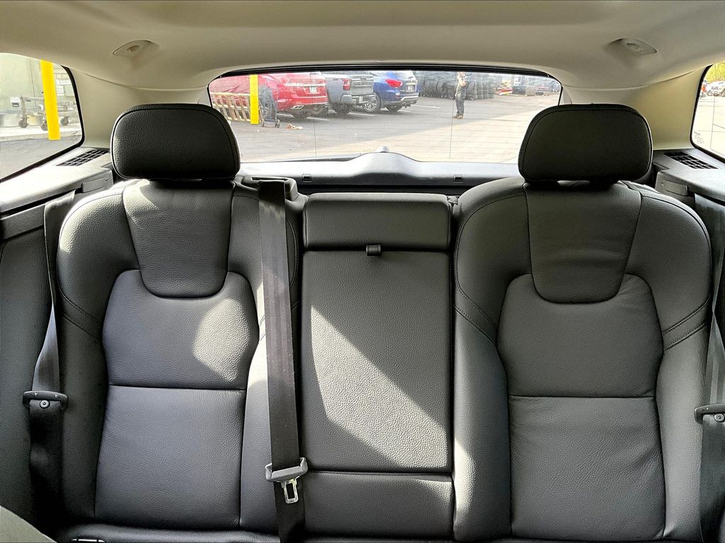 2025 Volvo XC60 B5 Plus photo 16