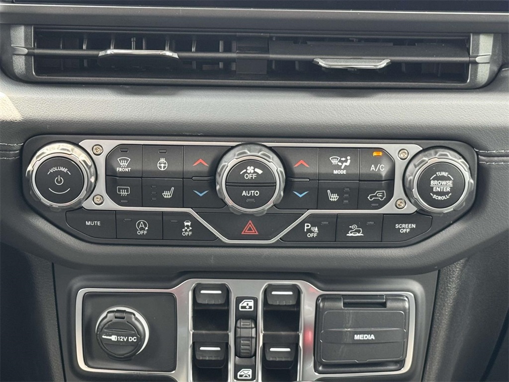 2025 Jeep Wrangler Sahara photo 19