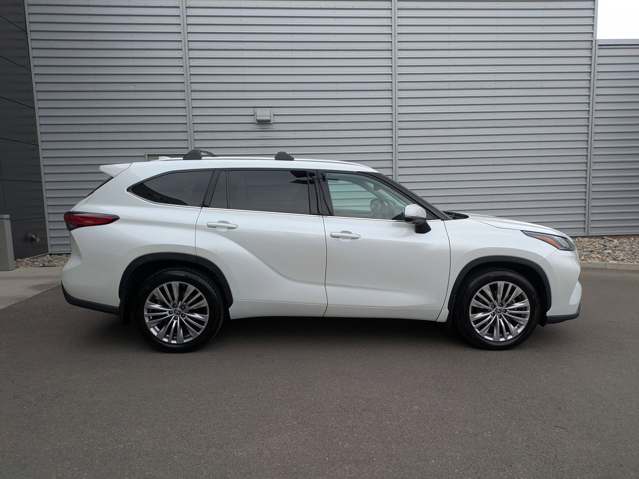 2023 Toyota Highlander L photo 2