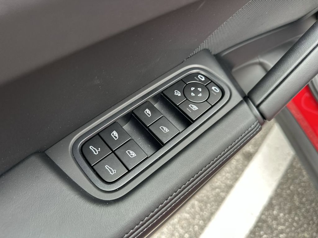 2025 Porsche Cayenne Base photo 17