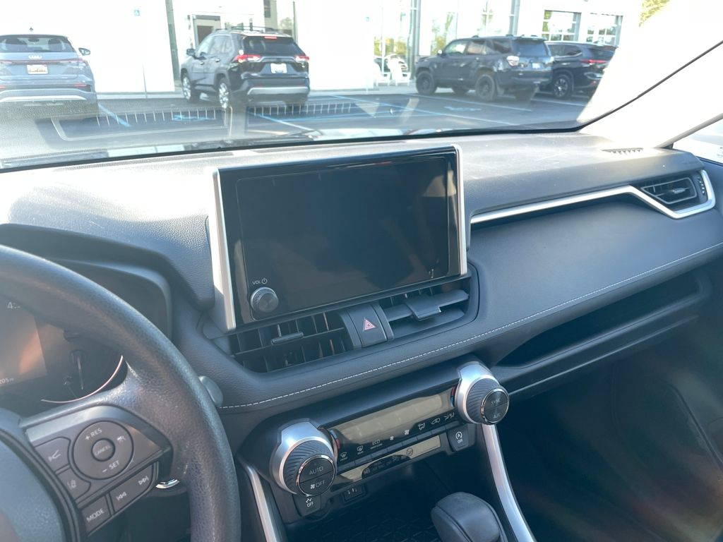2023 Toyota RAV4 XLE photo 22