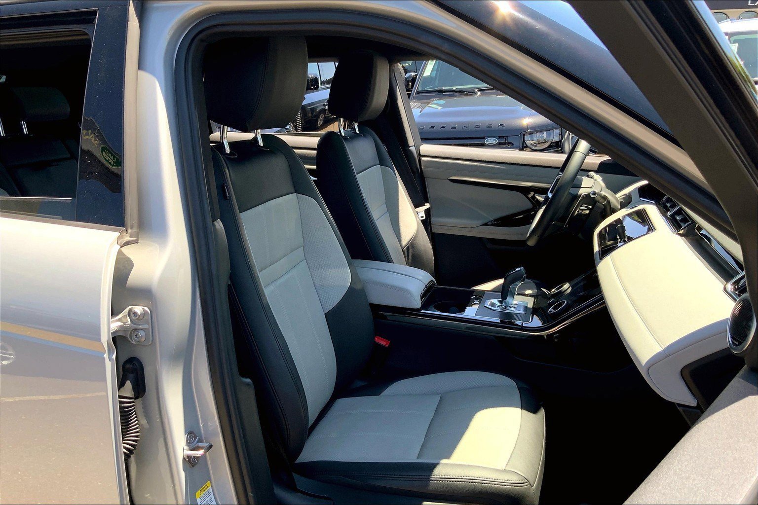 2023 Land Rover Range Rover Evoque R-Dynamic SE photo 7
