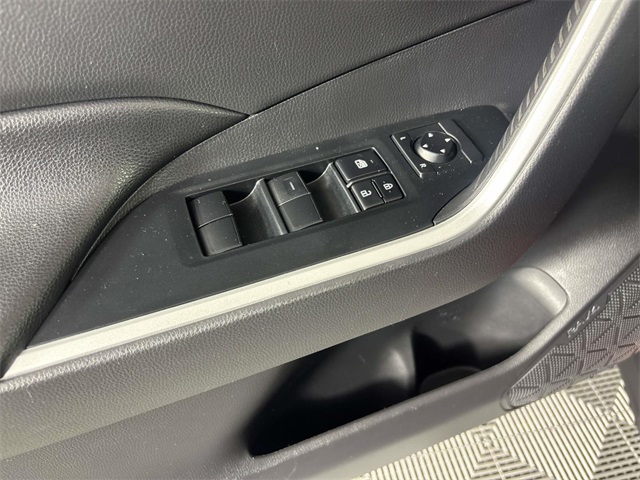 2022 Toyota RAV4 LE photo 13