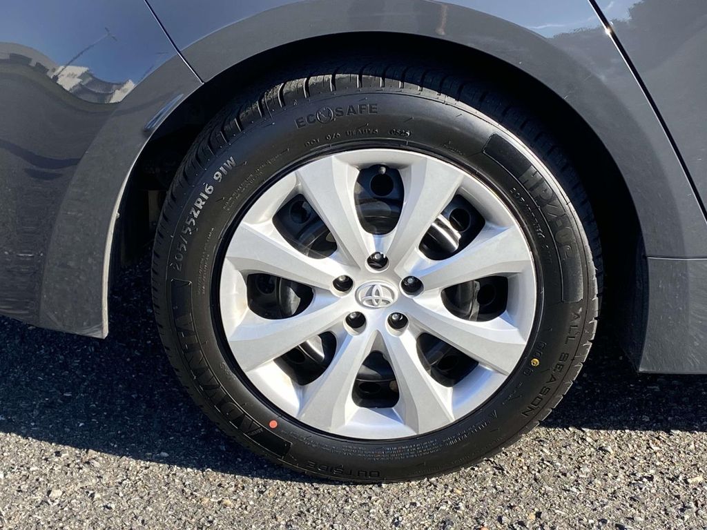 2024 Toyota Corolla LE photo 4