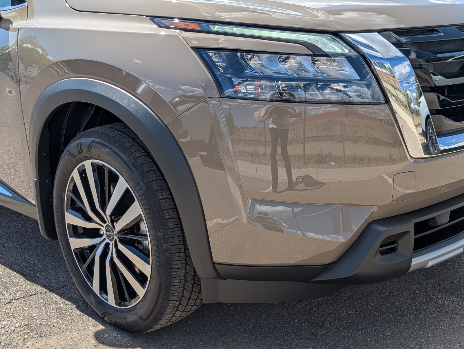 2025 Nissan Pathfinder Platinum photo 2
