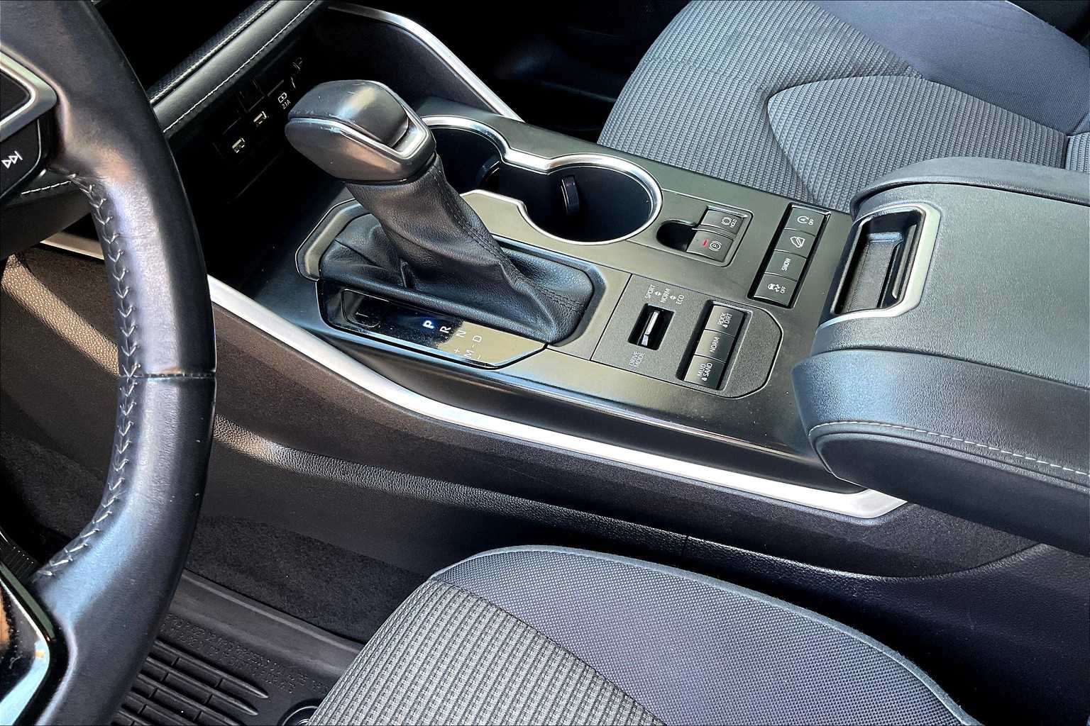 2020 Toyota Highlander LE photo 16