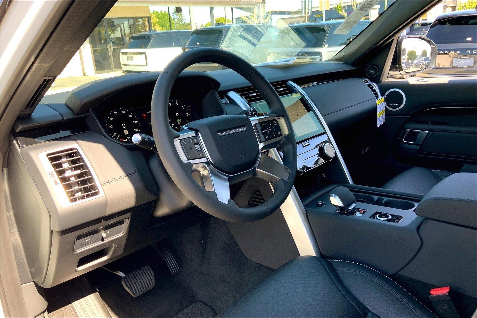2025 Land Rover Discovery S photo 5