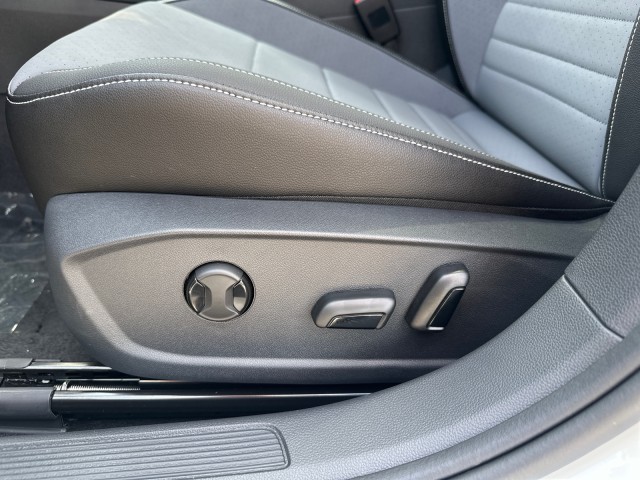 2025 Volkswagen Jetta SE photo 14