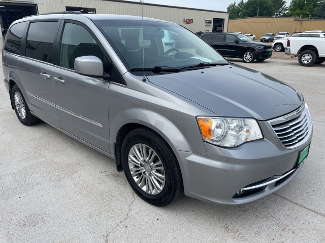 Used 2016 Chrysler Town & Country Touring-L with VIN 2C4RC1CG3GR132537 for sale in O'Neill, NE