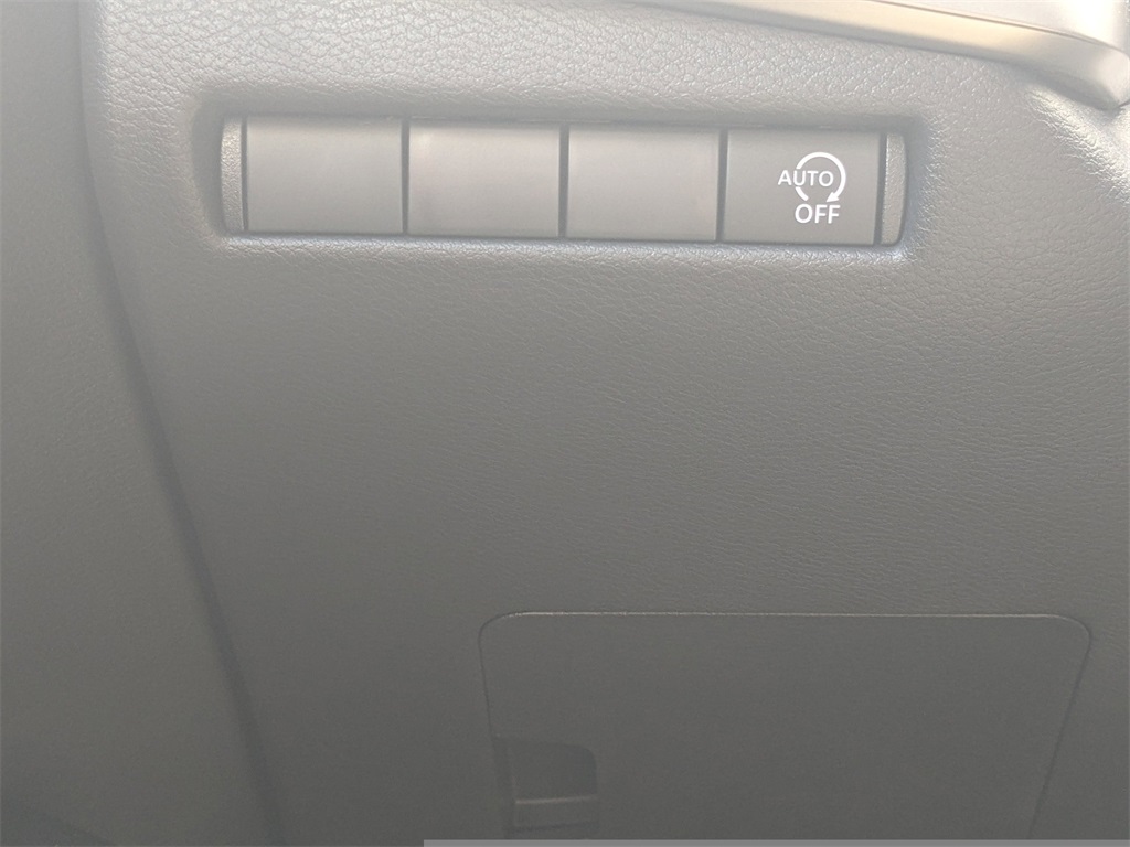 2025 Nissan Kicks SV photo 17