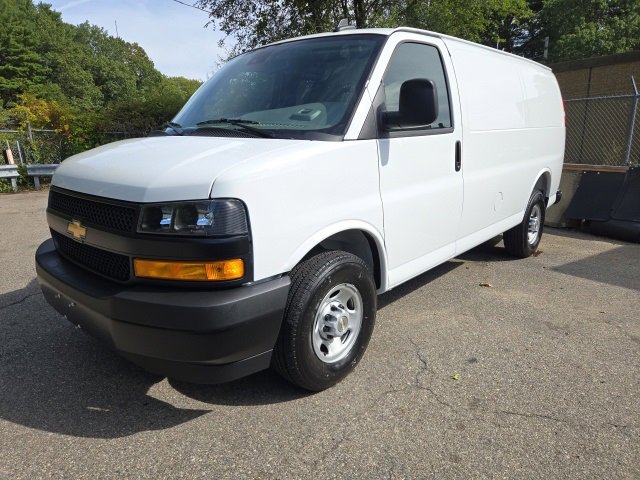 2025 Chevrolet Express Cargo 3500 photo 2