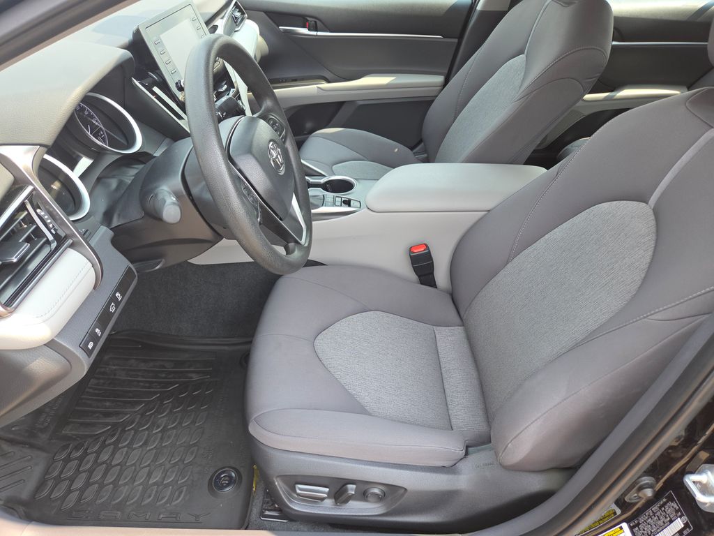 2023 Toyota Camry Hybrid LE photo 17