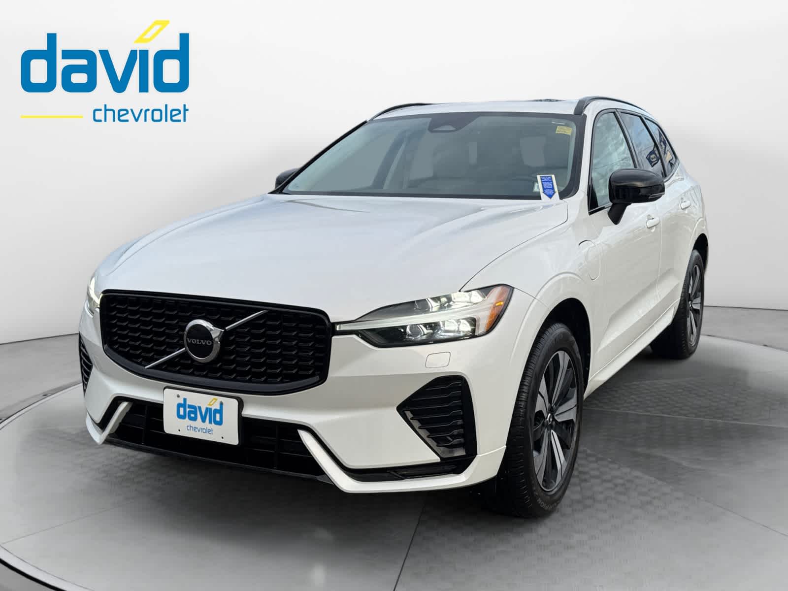 2025 Volvo XC60 Core's photo