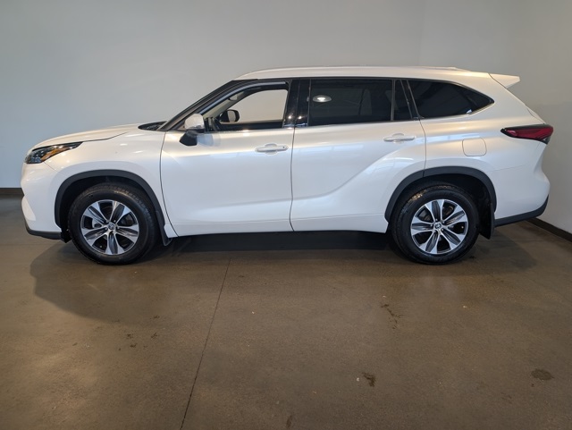 2022 Toyota Highlander XLE photo 3