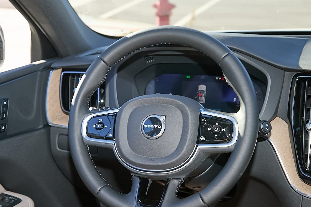 2026 VOLVO XC60 - Image 23