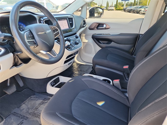 2022 Chrysler Voyager LX photo 9