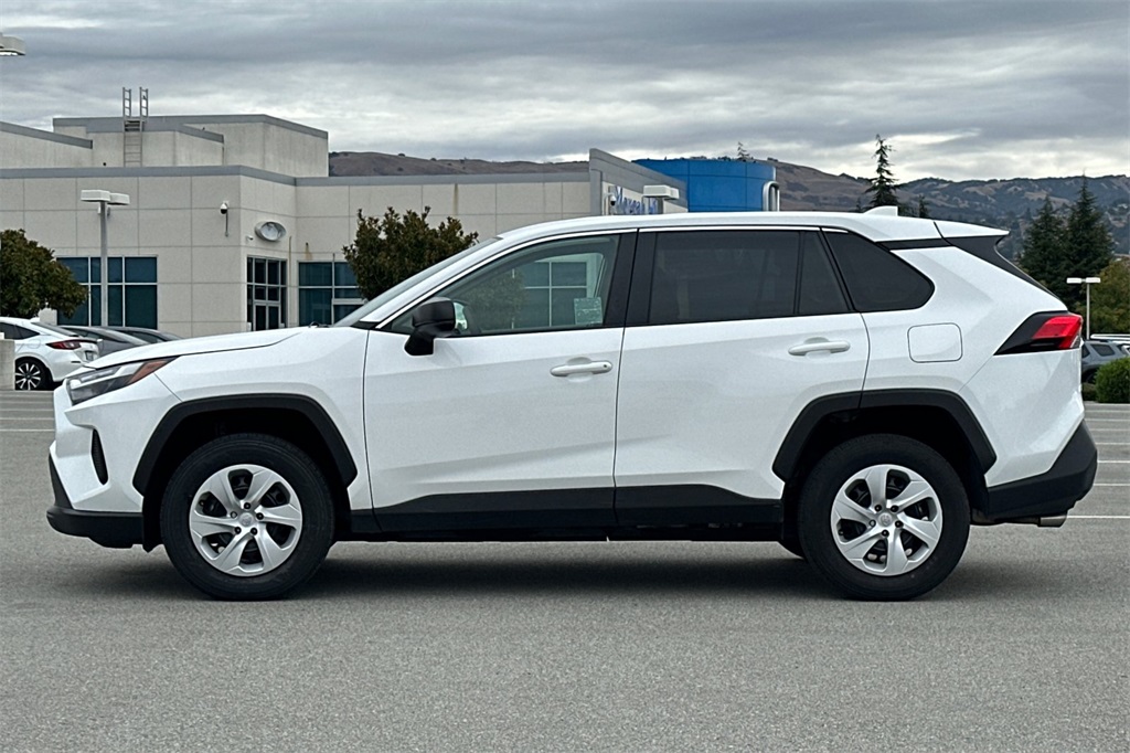 2024 Toyota RAV4 LE photo 5