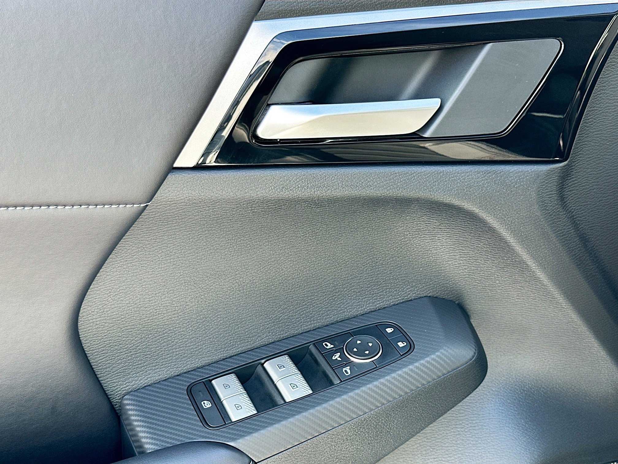 2025 Mitsubishi Outlander PHEV SE photo 11