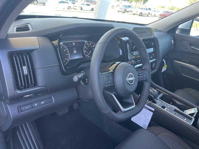 2025 Nissan Pathfinder SL photo 4