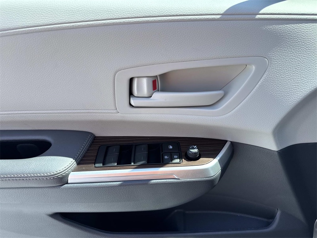 2024 Toyota Sienna LE photo 17