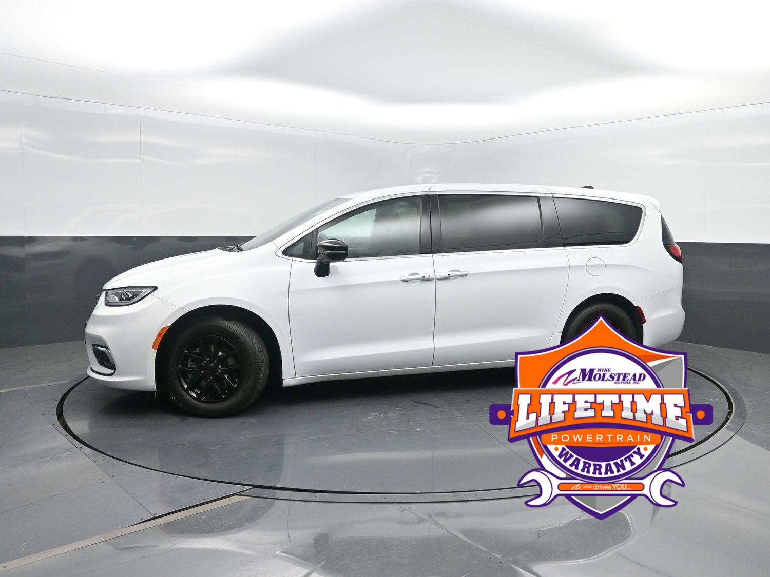 2025 Chrysler Pacifica Select's photo