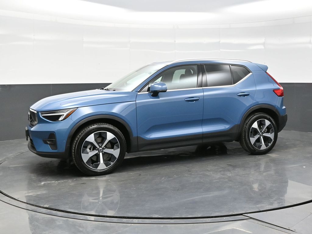 2025 Volvo XC40 Plus photo 2