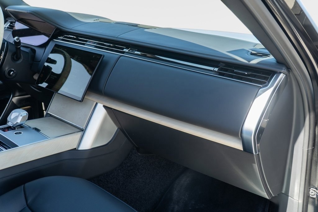 2025 Land Rover Range Rover SV photo 19