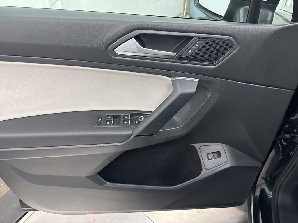 2019 Volkswagen Tiguan SEL R-Line photo 14