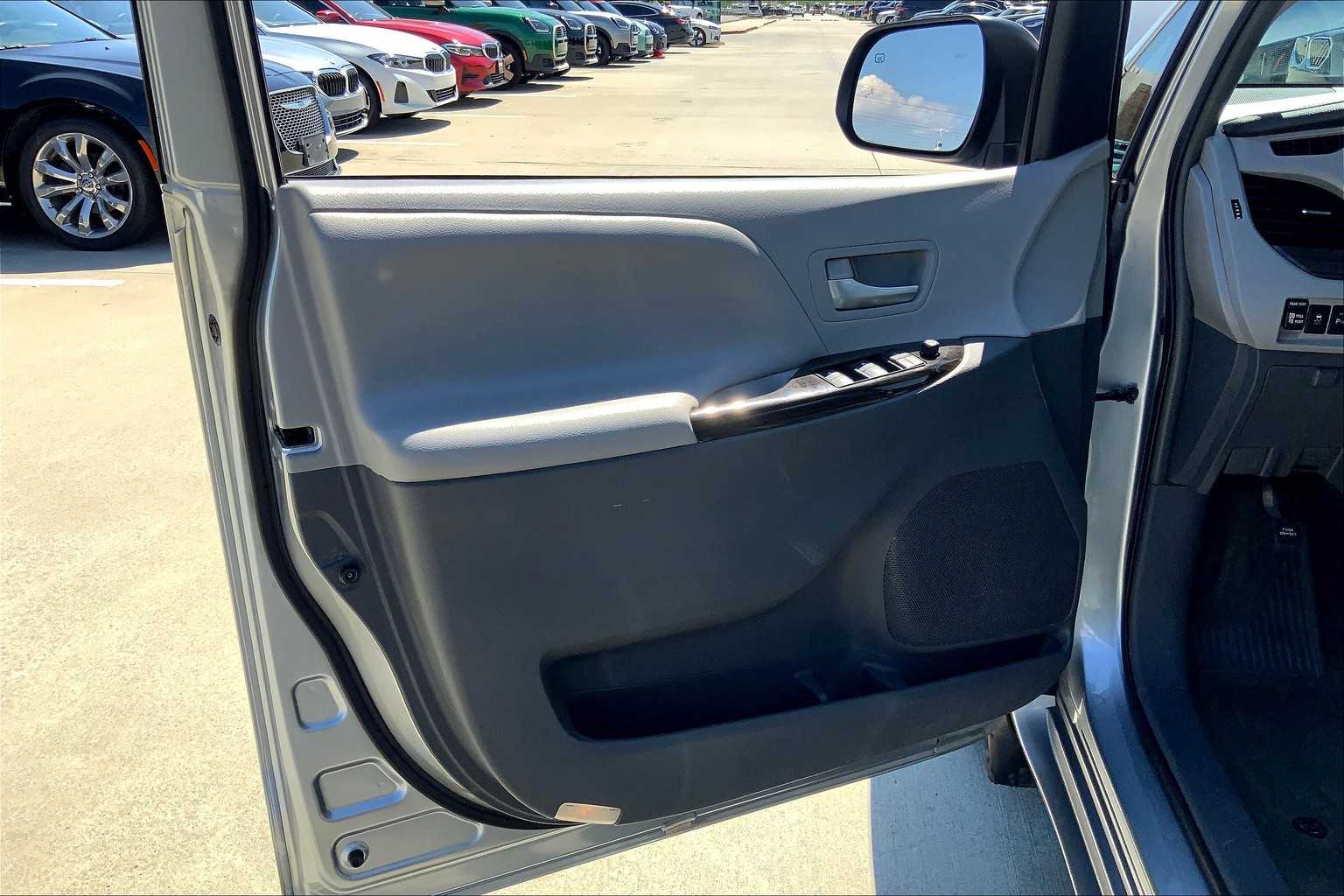 2017 Toyota Sienna XLE photo 24