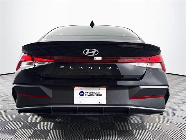 2025 Hyundai Elantra SEL Sport photo 3