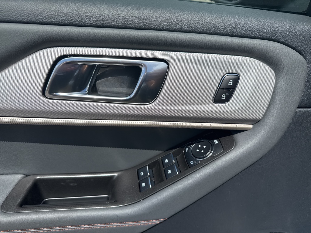 2025 Ford Explorer photo 28