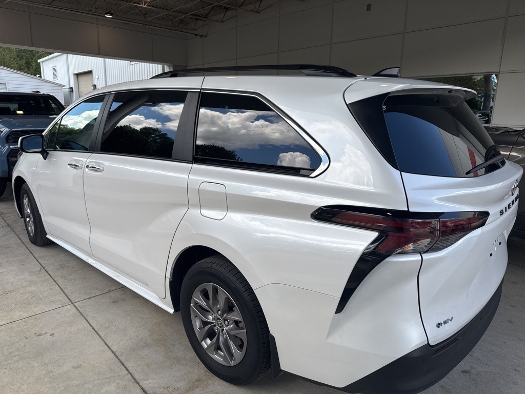 2025 Toyota Sienna XLE photo 2
