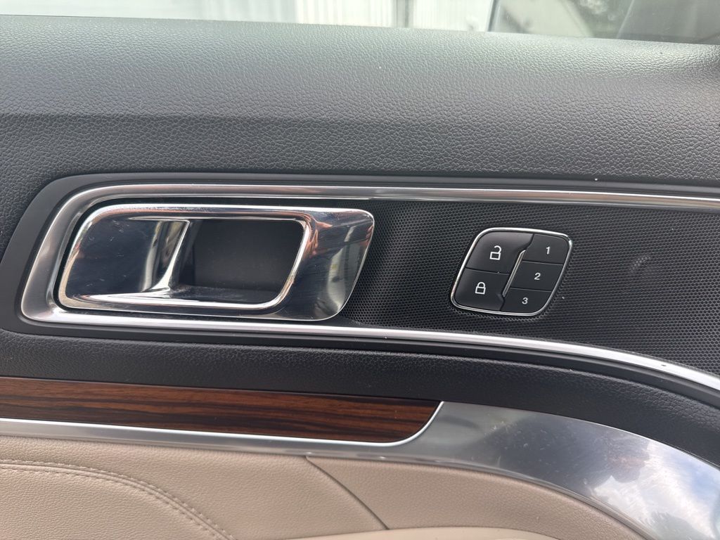 2019 Ford Explorer Limited photo 9