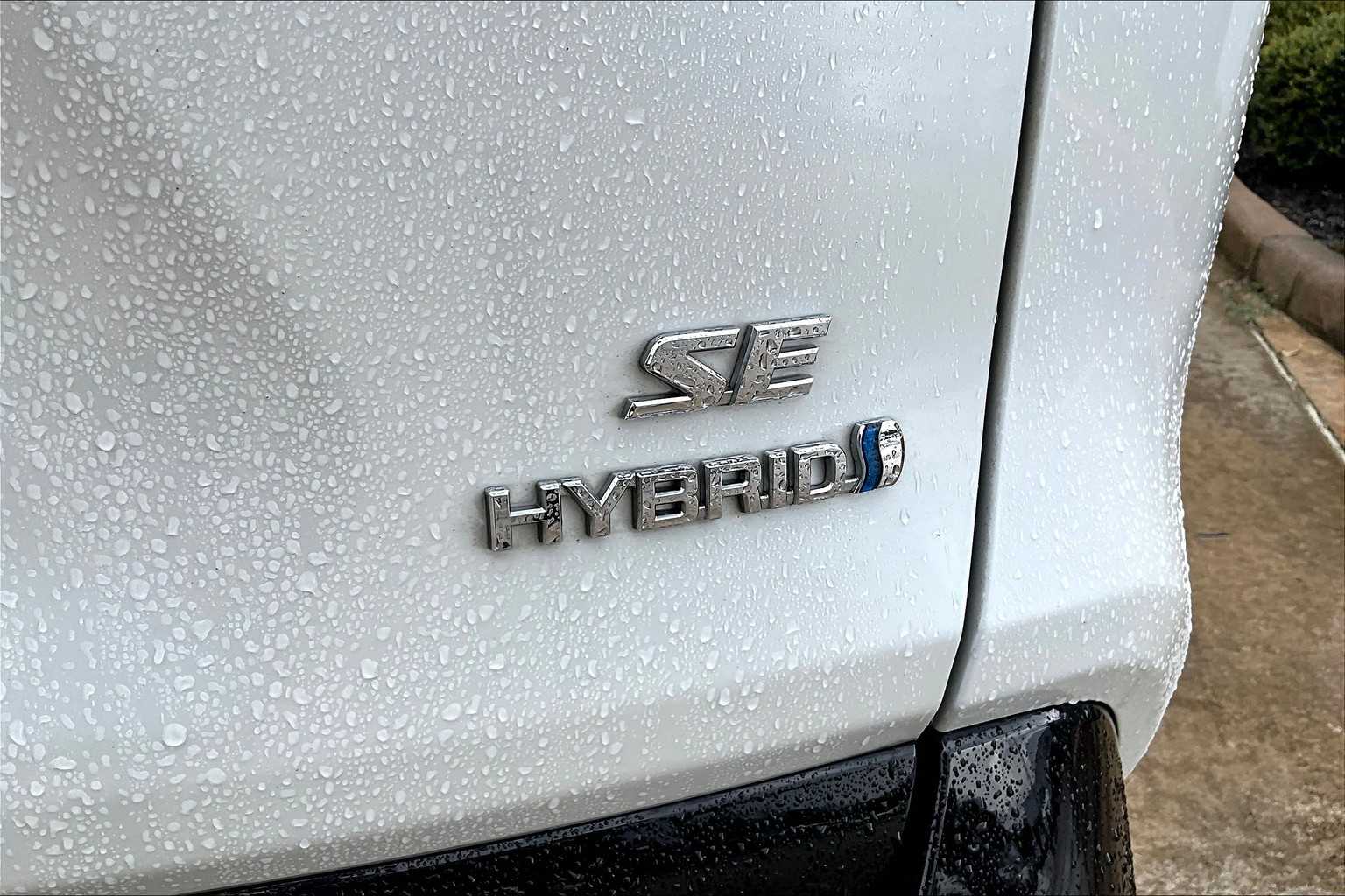 2024 Toyota RAV4 Hybrid SE photo 9