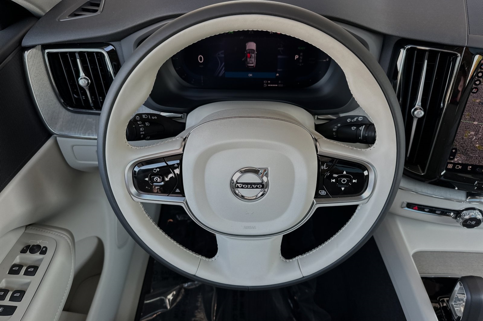 2025 Volvo XC60 Plus photo 11