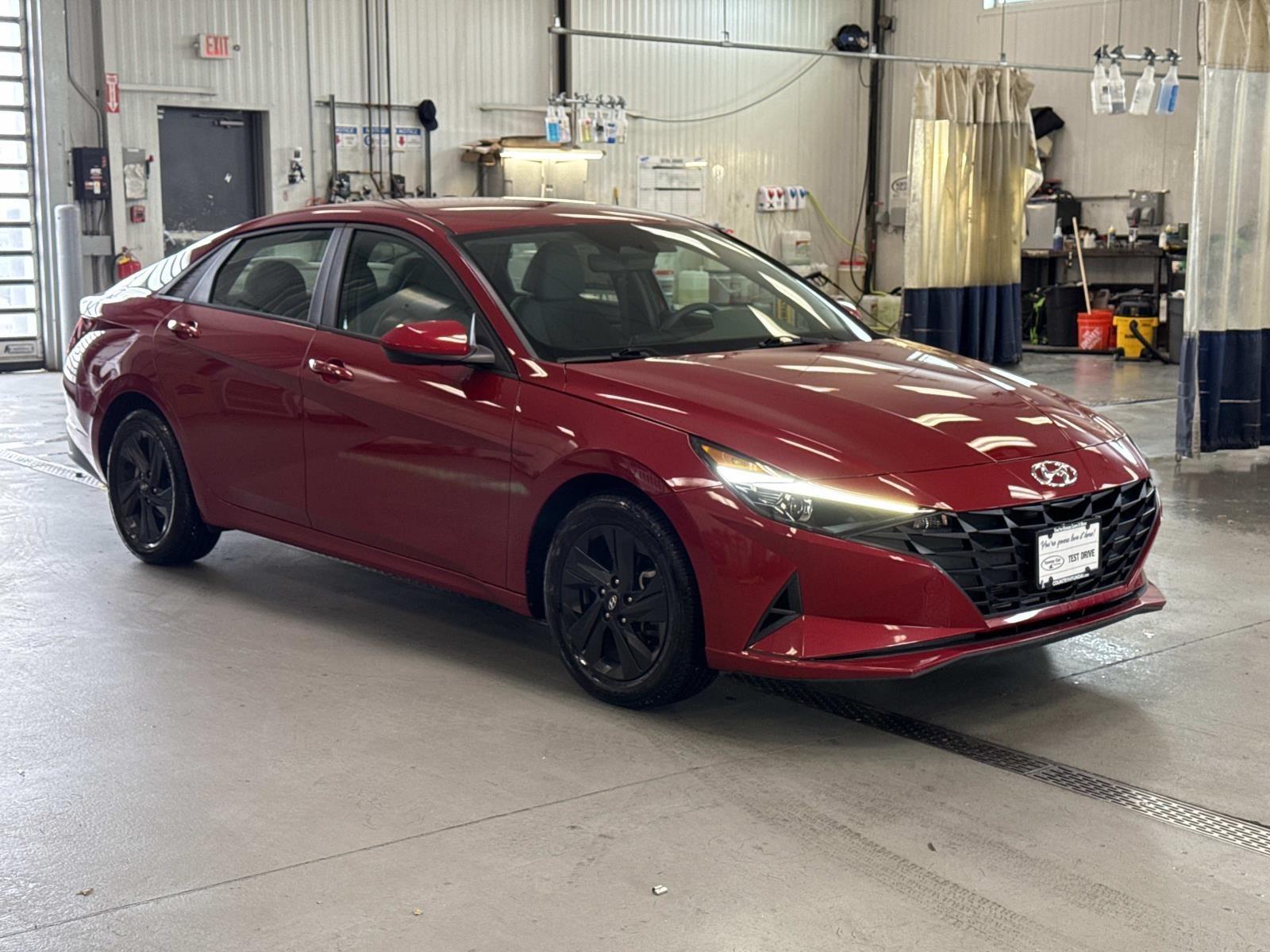 2022 Hyundai Elantra SEL photo 3