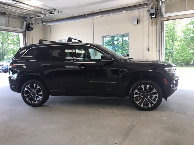 2022 Jeep Grand Cherokee Overland photo 2