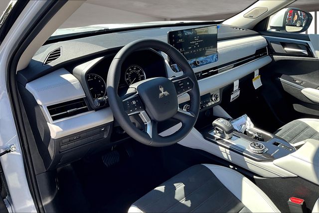 2025 Mitsubishi Outlander SE photo 8