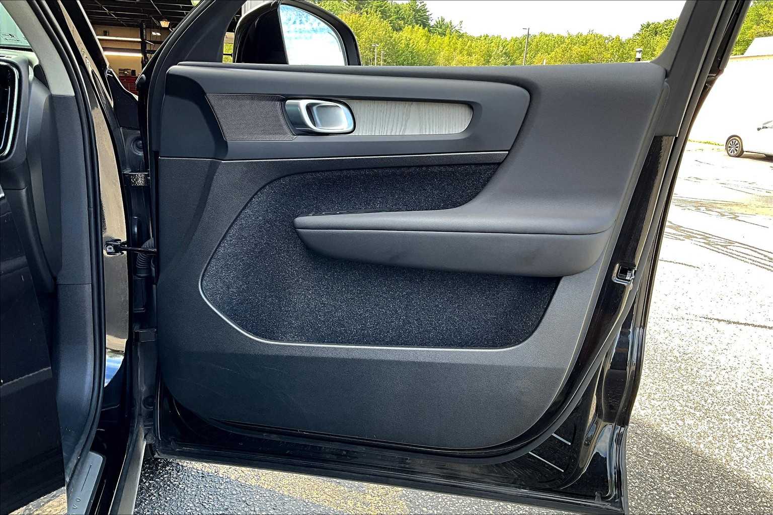 2025 Volvo XC40 Plus photo 22