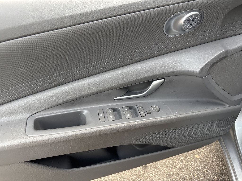 2023 Hyundai Elantra SE photo 4